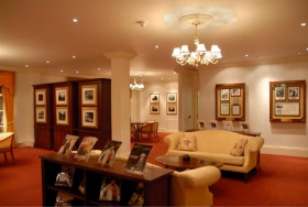 Fitzroy House, där George Bernard Shaw en gång bodde, blev 1956 L. Ron Hubbards högkvarter och platsen för Hubbard Association of Scientologists Internationals Londonkontor.
